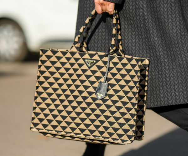 Tas tote dengan desain eksklusif